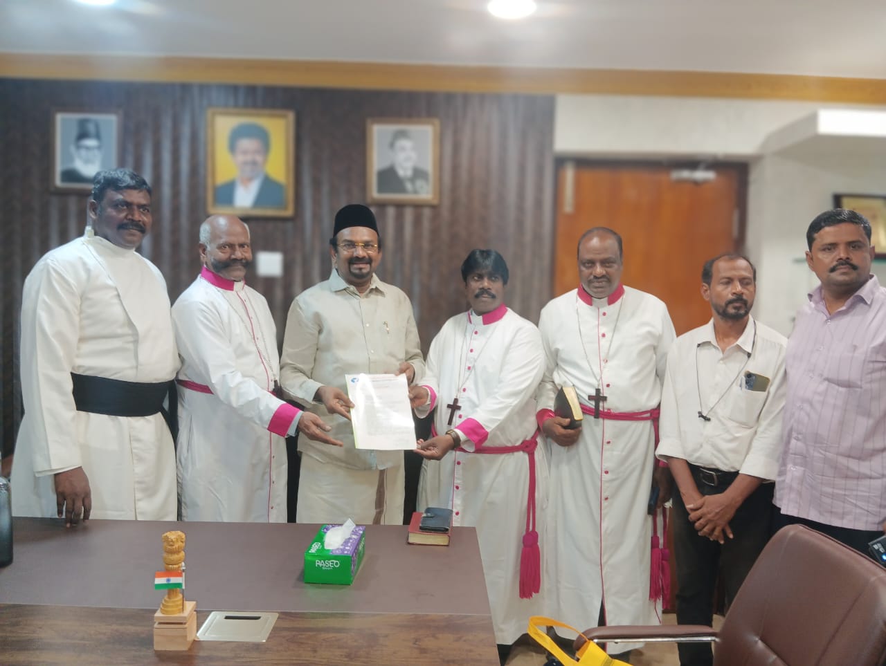 சிறுபான்மையினர் துறை அமைச்சர் ஷாஜகானிடம் பிஷப் டாக்டர் எம்.எஸ்.மார்ட்டின் கோரிக்கை மனு!